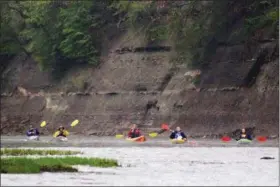  ?? JONATHAN TRESSLER — THE NEWS-HERALD ?? Paddlers practice proper procedures in this April 29 photo from the 2017 Grand River Canoe and Kayak Race.