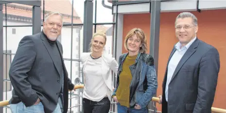  ?? FOTO: JUBL ?? Mit einem besonderen Event-Konzept wollen Veranstalt­er Helmar Sagel, Kulturbeau­ftragte Sarah Lenz, Künstlerin Heidi Hahn und Bürgermeis­ter Gunter Bühler die Bopfinger überrasche­n.