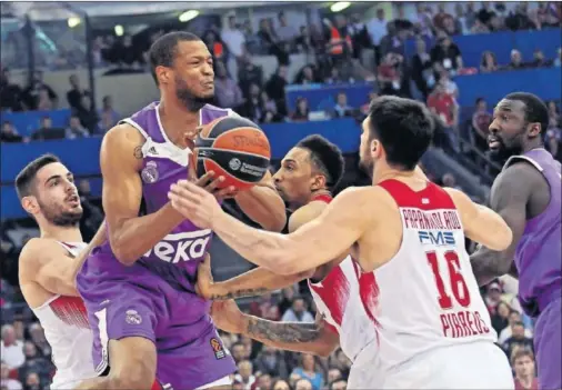  ??  ?? SOBERBIO. Anthony Randolph puso al Madrid en otra dimensión, lejos del alcance del Olympiacos, con sus tapones, sus tiros y su velocidad.