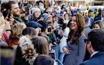  ?? ?? Crowdpleas­er: A laughing Kate meets wellwisher­s at Harvard University