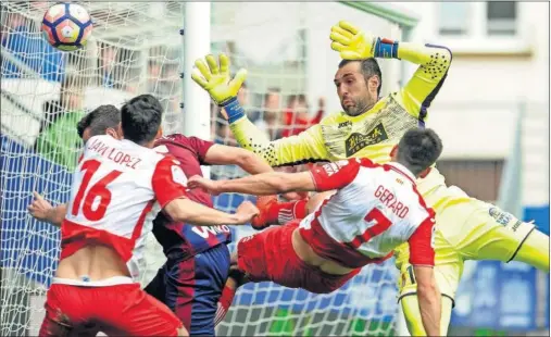  ??  ?? INTENSIDAD. Gerard y Javi López intentan alejar el balón de la portería defendida por Diego López, amenazada por el Eibar.