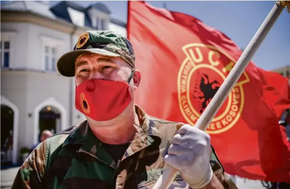  ?? Photo ARMEND NIMANI. AFP ?? Un vétéran de l’Armée de libération du Kosovo (UCK), jeudi à Pristina.
