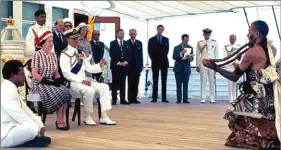  ??  ?? La Reine accueille à son bord le chef d’une tribu locale, à l’occasion d’une escale aux îles Fidji en 1973.