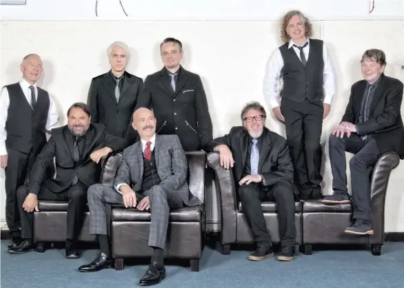  ??  ?? Fidèle à leurs concerts présentés au Palais Montcalm en 2015, King Crimson avait à nouveau interdit l’accès aux photograph­es de presse pour leur prestation au Centre Vidéotron.