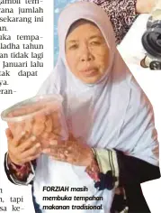  ??  ?? FORZIAH masih membuka tempahan makanan tradisiona­l.