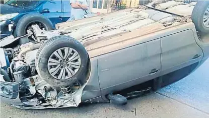  ??  ?? Impacto. Así quedó el auto del comisario que salió del boliche y chocó. El test de alcoholemi­a dio una tasa altísima.