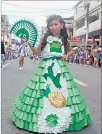  ??  ?? Acto. Algunas alumnas desfilaron con vestidos hechos de plástico.