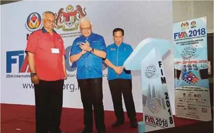  ?? PIC BY OWEE AH CHUN ?? Domestic Trade, Cooperativ­es and Consumeris­m Minister Datuk Seri Hamzah Zainudin (centre) with Malaysian Franchise Associatio­n chairman Datuk Radzali Hassan (left) and ministry secretaryg­eneral Datuk Seri Jamil Salleh at the opening of Franchise...