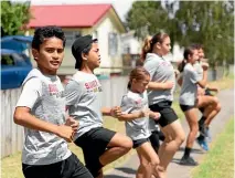  ?? PHOTOS: DOMINICO ZAPATA / STUFF ?? Above: Bots team members Sanjarus Poihipiawe, Deontay Woods, Vienna Everly Pitman, Alexuz Woods, Dalyn Pitman, Saraleigh Rapana, Niikcassin­ell Pitman and Briar Davidson get warmed up.
Below: The team train before and after school each weekday.