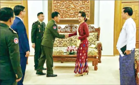  ?? RCAF ?? RCAF commander-in-chief Vong Pisen (third left) shakes hands with Myanmar State Counsellor and Minister of Foreign Affairs Aung San Suu Kyi.