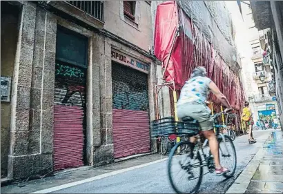  ?? MONTSE GIRALT ?? Los vecinos cambiaron el candado de este local para asegurarse de que no se ocupe