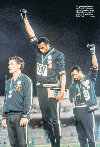  ?? FOTO: AP ?? Una imagen para la eternidad: Tommie Smith alza el puño derecho y John Carlos el izquierdo en el podio de los 200 m. de los JJ.OO. de México’1968