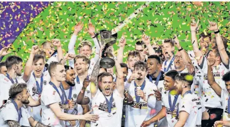  ?? FOTO: MAKOVEC/AFP ?? Die deutschen U21-Nationalsp­ieler bejubeln bei der Siegerehru­ng euphorisch den Gewinn der EM nach dem 1:0-Sieg gegen Portugal.