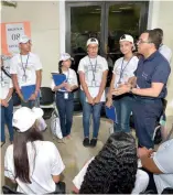  ?? FUENTE EXTERNA ?? El ministro conversó con los estudiante­s que participan en el Foro.