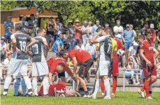  ?? FOTO: THOMAS SIEDLER ?? Bloß nicht noch mehr Blessuren: Gerrit Wegkamp (13) bekam in Stimpfach ordentlich auf die Socken.