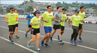  ?? REZA MANGANTAR/MANADO POST/JPG ?? KOMPAK: Anggota Indorunner­s Manado berlatih untuk menjadi pacer Manado Post Road to Jawa Pos Fit Manado 2017.