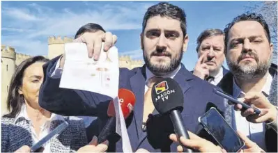  ?? Vox Aragón ?? El vicepresid­ente aragonés y líder de Vox, Alejandro Nolasco, rompe el folleto del Ramadán de Huesca.