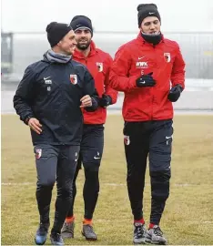  ?? Foto: Klaus Rainer Krieger ?? Athletik Trainer Andreas Bäumler kümmerte sich gestern um die angeschlag­enen Jan Moravek und Jeffeey Gouweleeuw (von links).