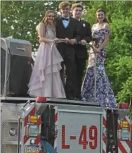  ?? PETE BANNAN – DIGITAL FIRST MEDIA ?? Abby Taplar, right and her escort: Michael Stutzman, Mikayla Masteller and James Groce, arrive for the 2018 Coatesvill­e Prom on the back of the East Brandywine Fire Company ladder truck.