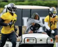  ?? KEITH SRAKOCIC — THE ASSOCIATED PRESS ?? Steelers linebacker Ryan Shazier watches practice from a golf cart on June 6 in Pittsburgh.