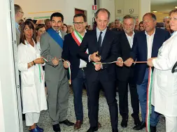  ??  ?? Il taglio del nastro L’inaugurazi­one del poliambula­torio di Borgo Cavalli