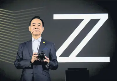  ?? APA/AFP/BEHROUZ MEHRI ?? Die neue Z7 und die äußerlich gleiche Z6 sind die ersten Modelle einer neuen Kamera-Reihe, in die Nikon-President Kazuo Ushida große Hoffnungen setzt.