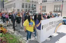  ?? BELHÚ SANABRIA ?? Minorías de Chicago realizaron una procesión hacia el Thompson Center en defensa de Obamacare.