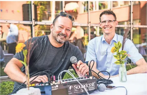  ?? FOTO: MARKUS JOOSTEN ?? Marco Launert (links) und Rolf Lindau von der Volksbank übergaben die Hymne an das Lühlerheim.