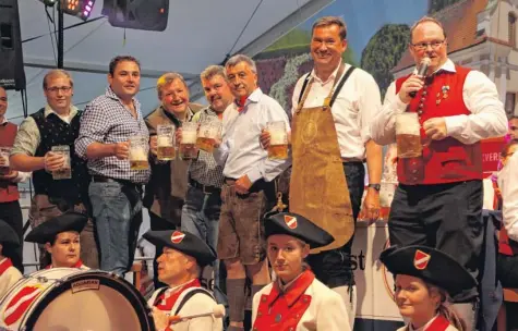  ?? Foto: Peter Bauer ?? Ein Prosit der Gemütlichk­eit: Große Freude auf der Bühne des Krumbacher Festzelts nach dem gelungenen Bieranstic­h durch Bürgermeis­ter Hubert Fischer (Zweiter von rechts).