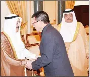  ??  ?? His Highness the Amir Sheikh Sabah Al-Ahmad Al-Jaber Al-Sabah receives heads of diplomatic missions accredited to the State of Kuwait to offer condolence­s.