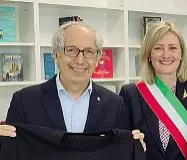  ?? ?? Rottura L’assessore allo Sport Mariano Scotton e il sindaco Elena Pavan. La tappa del Giro d’Italia in città è il 25 maggio