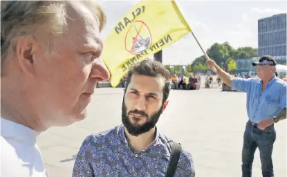  ??  ?? Hassan Geuad, Gründer der Aktionsgru­ppe 12th Memorise, beim Pegida-Treffen.