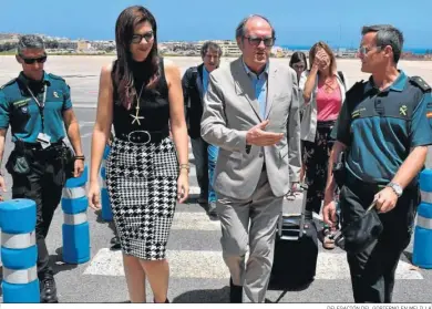  ?? DELEGACIÓN DEL GOBIERNO EN MELILLA ?? El Defensor del Pueblo, Ángel Gabilondo (centro), a su llegada ayer a Melilla.