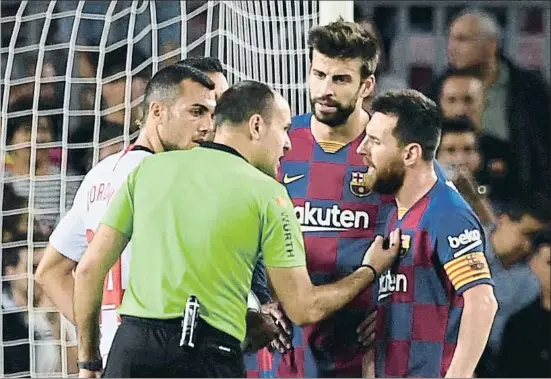  ?? JOSEP LAGO / AFP ?? Leo Messi protesta l’expulsió de Dembélé a Mateu Lahoz