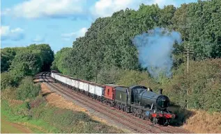  ?? PAUL BIGGS ?? Above: Visiting from the Llangollen Railway, GWR ‘2884’ 2-8-0 No. 3802 passes Kinchley Lane on October 1, with the Loughborou­gh-Rothley Brook Windcutter demonstrat­ion freight train during the Great Central Railway’s Autumn 2021 Steam Gala.