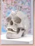  ?? ?? Inspirada en un cráneo prehispáni­co, la pieza Por el amor de Dios (2007) se estima como una de las más caras de la historia, al haber sido manufactur­ada en platino y decorada con 8 mil 601 diamantes.