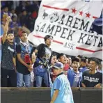  ?? ANGGER BONDAN/JAWA POS ?? LOYAL: Aremania selalu mendukung tim kebanggaan bagaimanap­un situasinya.