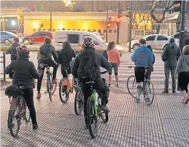  ??  ?? Altura Hipódromo. Uno de los cruces donde más bicis se acumulan.