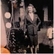  ??  ?? Une photo retrouvée d’Alta Mittelchte­in, née Ofman, déportée avec ses trois enfants.