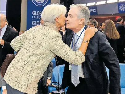  ?? [Mike Theiler/Reuters] ?? EZB-Chefin Christine Lagarde und Fed-Chef Jerome Powell wollen die Zinsen nicht zu früh senken.