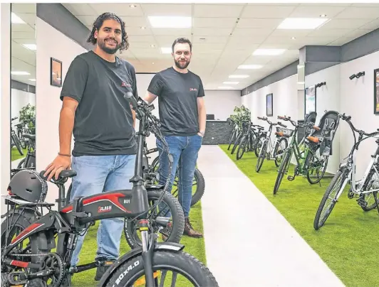  ?? FOTO: NORBERT PRÜMEN ?? Karakan Güngör und Berk Ugur haben sich auf E-Bikes spezialisi­ert.