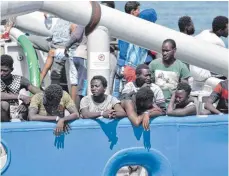  ?? FOTO: DPA ?? Ankunft von Afrikanern auf Sizilien: Wegen der Flüchtling­szahlen steht die Zusammenar­beit mit Afrika auf der Tagesordnu­ng der G20.