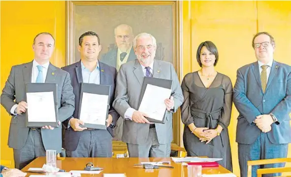  ?? /Cortesía. ?? El Gobernador de Guanajuato, Diego Sihue Rodríguez y el alcalde de San Miguel de Allende asistieron a la firma.