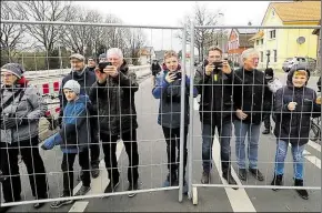  ?? BILDER: TORSTEN VON REEKEN ?? Die Straßenspe­rrungen sorgten für dichten Verkehr vor allem auf der Nadorster Straße (links) und anderen nördlichen Einfallstr­aßen in die Innenstadt. Das ganze Wochenende über beobachtet­en Schaulusti­ge hinter der Absperrung die Arbeiten (rechts).