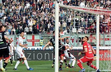  ?? (Lapresse) ?? Rete sfiorata Un’occasione-gol del biancoscud­ato Longhi: palla di poco sopra la traversa