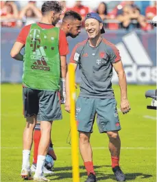  ?? FOTO: IMAGO ?? Viel Spaß im Abschlusst­raining: Niko Kovac (re.) mit seinen Spielern Leon Goretzka (li.) und Corentin Tolisso.