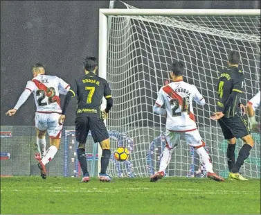  ??  ?? EL 2-1. De Tomás remata a bocajarro, tras una prolongaci­ón de Velázquez, el gol de la remontada rayista.