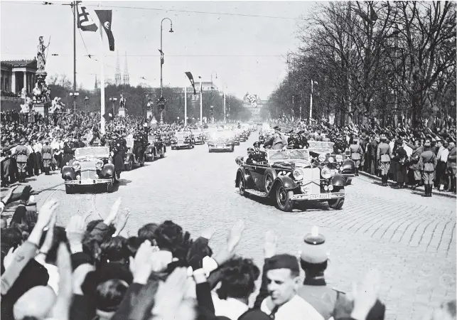  ??  ?? Da waren Jubel und Begeisteru­ng noch groß: Adolf Hitler am 9. April 1938, dem Tag des Großdeutsc­hen Reiches, während einer Parade auf der Ringstraße.