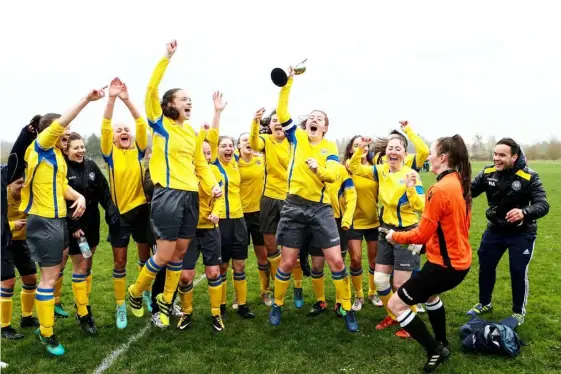  ?? Pictures: Neil Graham ?? A jubilant Woodley clinched the title in style after beating Wargrave, who are chasing second place