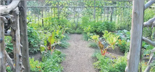  ?? PHOTOS: NANCY MOITRIER ?? The vegetable garden is bounded by a handbuilt fence made from red cedar harvested by the owners.